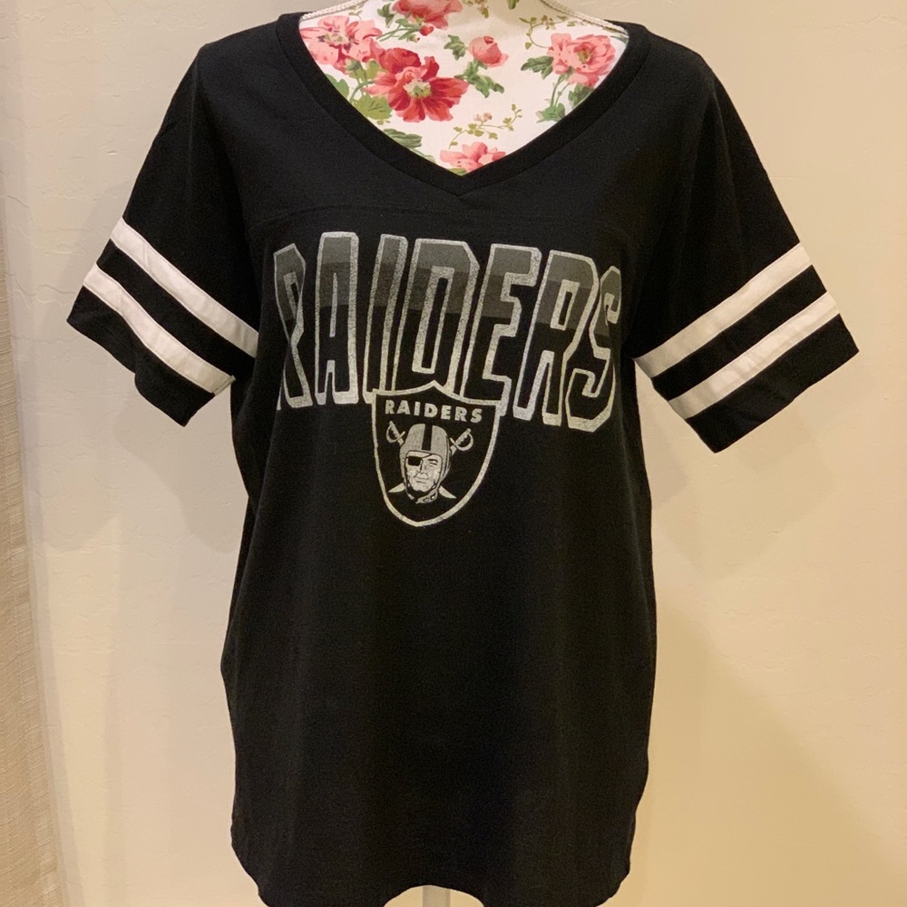 TORRID RAIDERS BLACK V-NECK FOOTBALL TEE SIZE 00